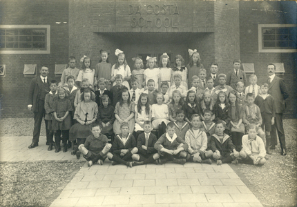 818309 Groepsportret van een schoolklas van de 1e Da Costaschool (Brederoplein nr. 13) te Utrecht; op de eerste rij, ...